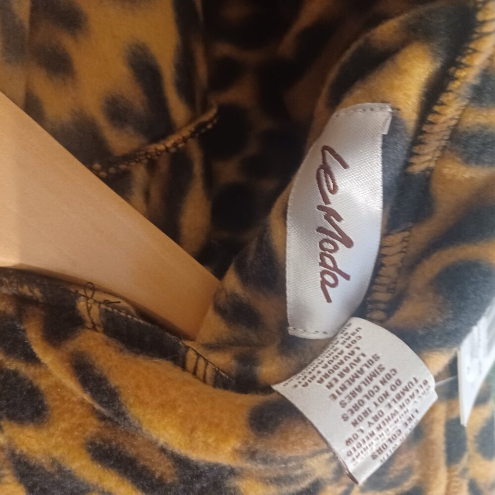 Le Moda Leopard Print Draped Flowing Caplet Shawl OS - Picture 5 of 7